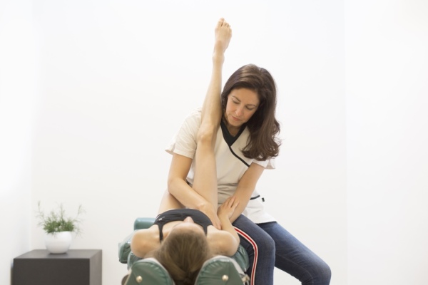 Chiropractor Vicky Verhulst behandelt een patiënt.